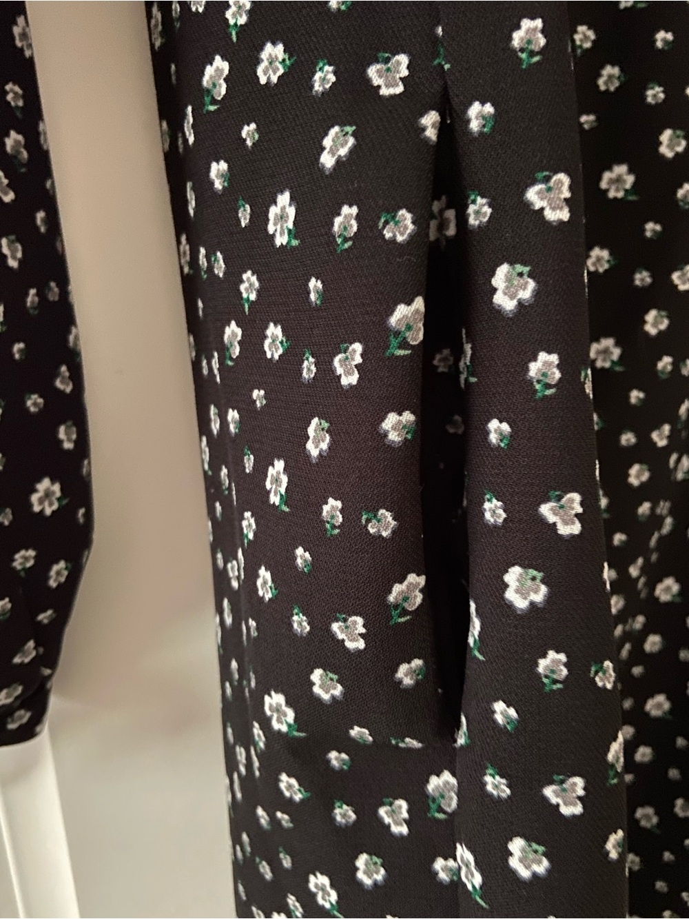 H&M Black Long Sleeve Dress with White Floral Print and Pockets Women’s Size 12 - Picture 5 of 10
